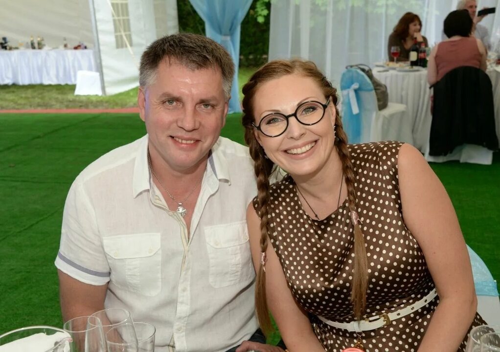 С мужем-адвокатом звезда сериала "Счастливы вместе" смотрелась отлично 