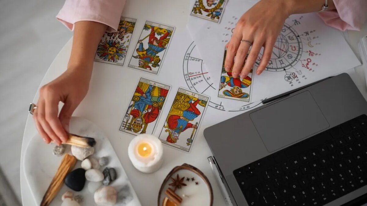    Гадание на картах Таро.