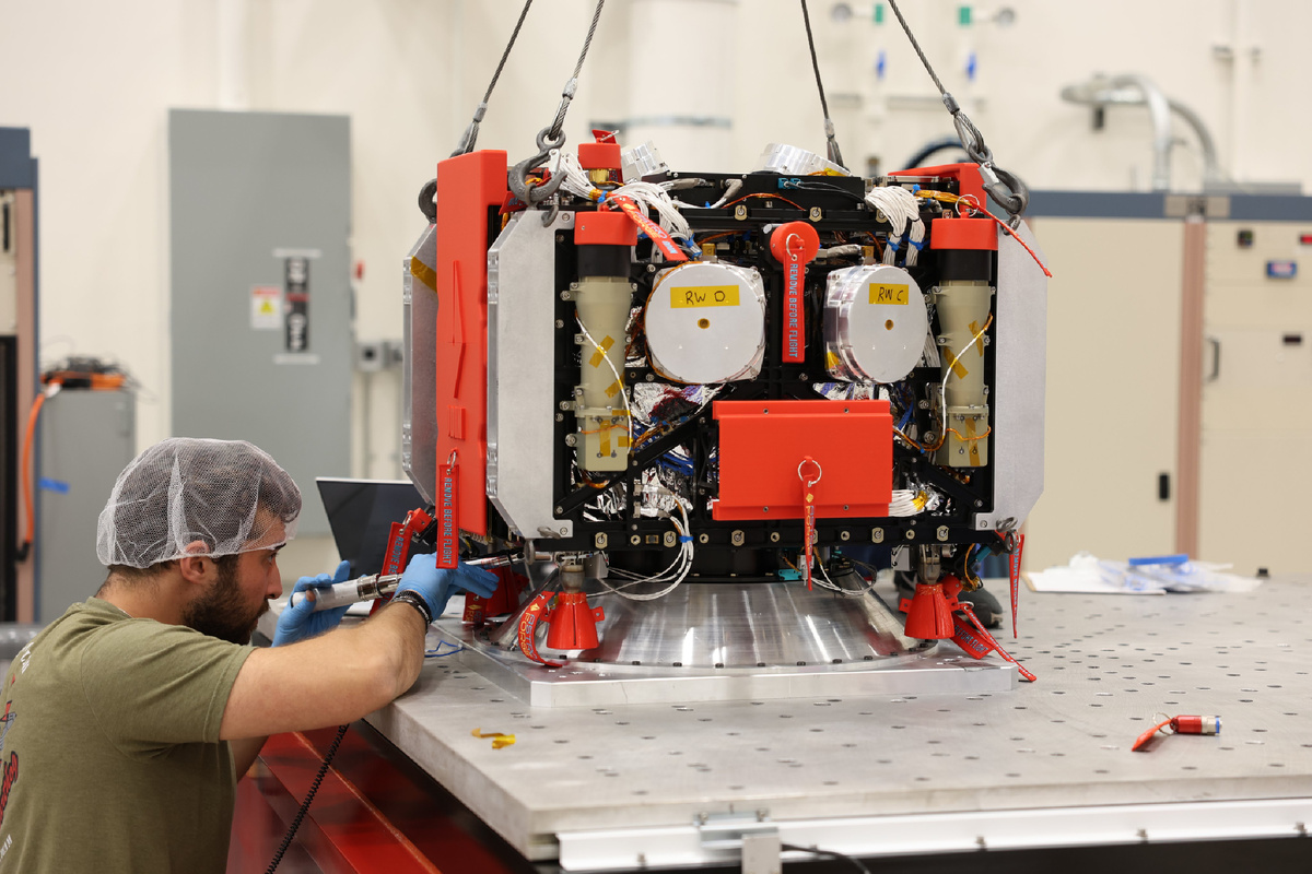 Установка космического аппарата на вибростенд / AstroForge 