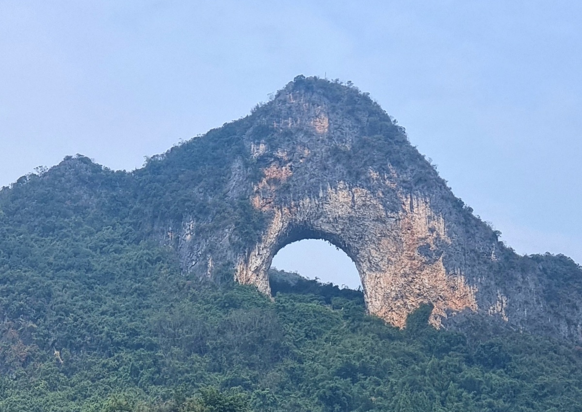 Гора-Луна недалеко от Яншо, городской округ Гуйлинь, южный Китай