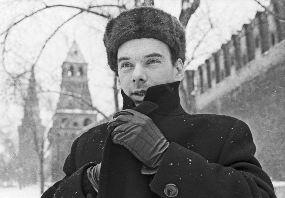 Актер Алексей Баталов во время прогулки на Кремлевской набережной, 1960-е годы. Фото В. Мастюкова