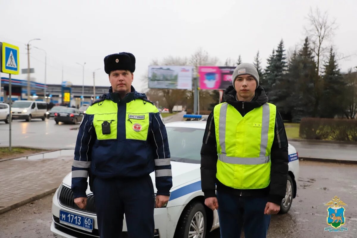    Полицейские потушили загоревшийся рядом с АЗС в Пскове автомобиль