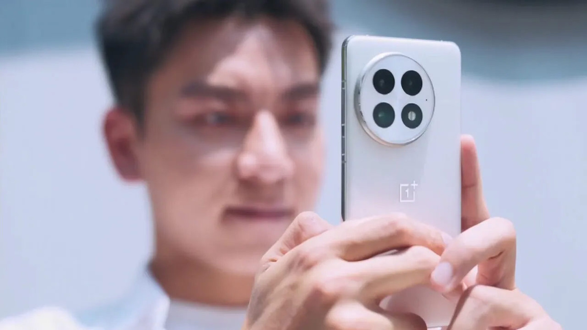    На фотографии смартфон OnePlus 13androidauthority.com