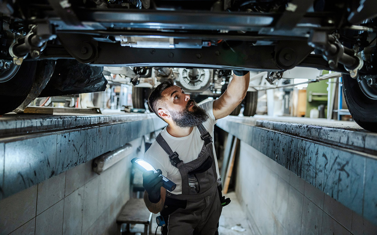 Dusan Petkovic / Shutterstock / FOTODOM📷Для поиска конца тросика снизу машину нужно загнать на эстакаду или смотровую яму, после чего снять некоторые элементы