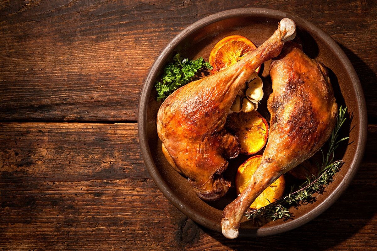 Необязательно готовить птицу целиком. Если хотите, используйте только ножки или грудки. Источник: Shutterstock📷
