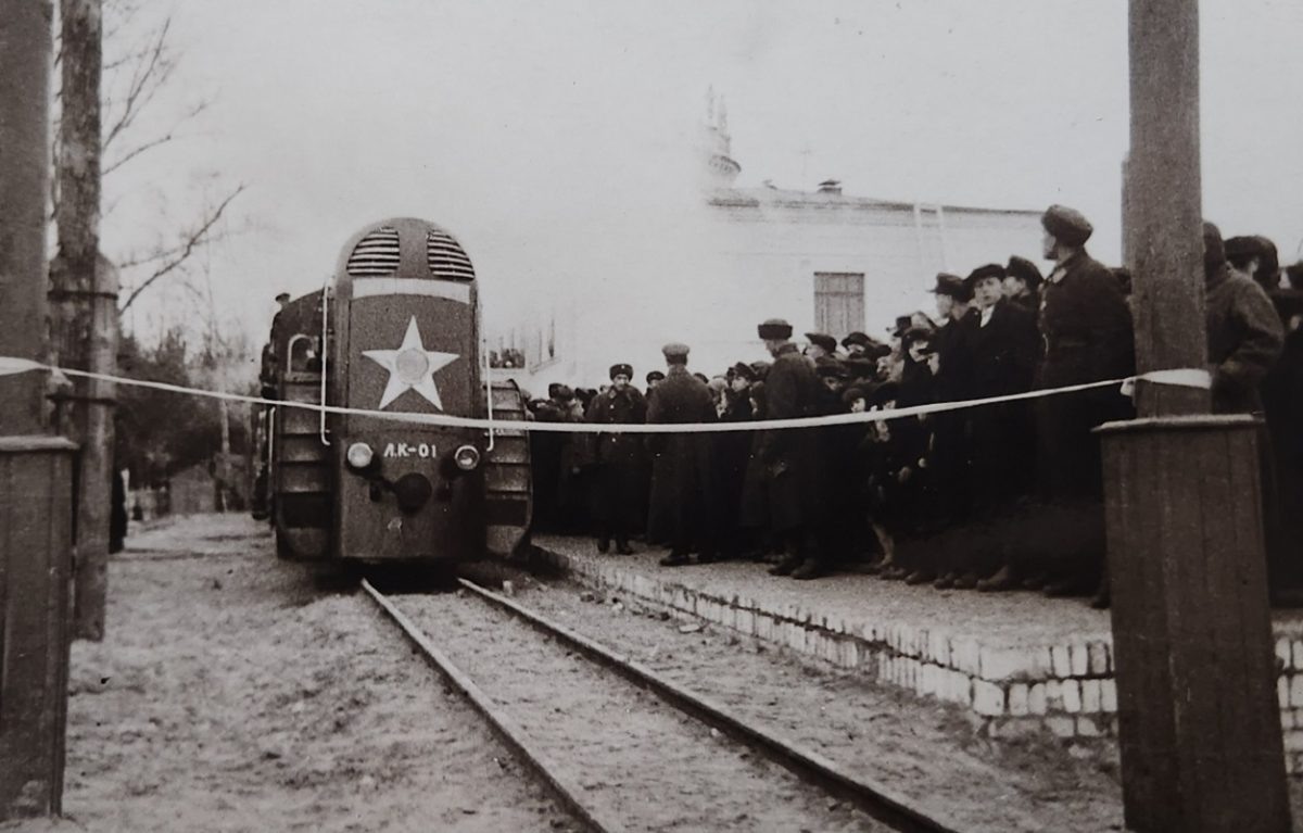    В альбоме множество фото с только что открывшейся Детской железной дороги