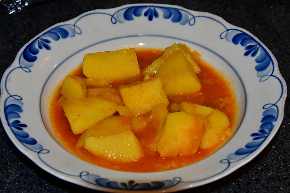 Отварной картофель с луком