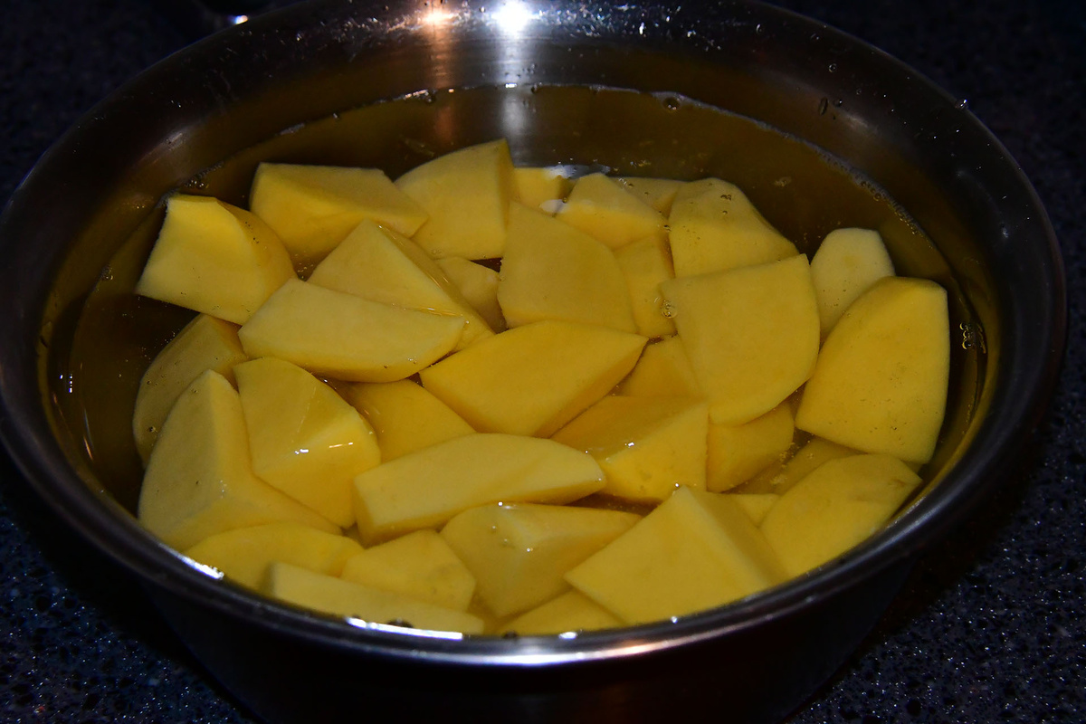 Нарезаем картофель