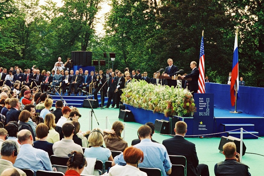 2001 год. Президент России Владимир Путин и президент США Джордж Буш-младший во время совместного выступления на саммите «Россия – США» в Словении. | Фото: Kremlin.ru/CC BY 4.0