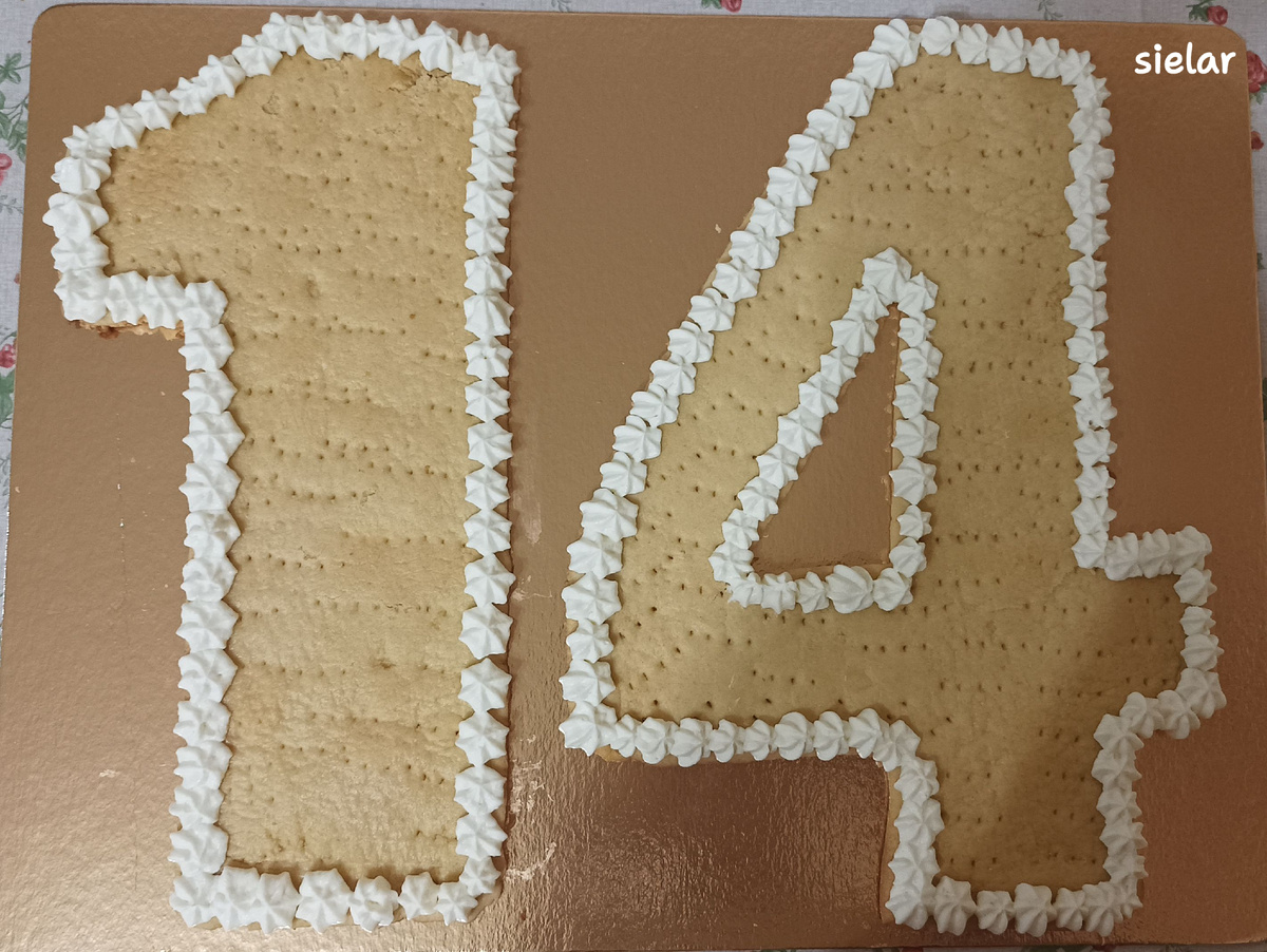 Сначала отсаживаем крем по краям, затем заполняем всю поверхность коржей-цифр. 