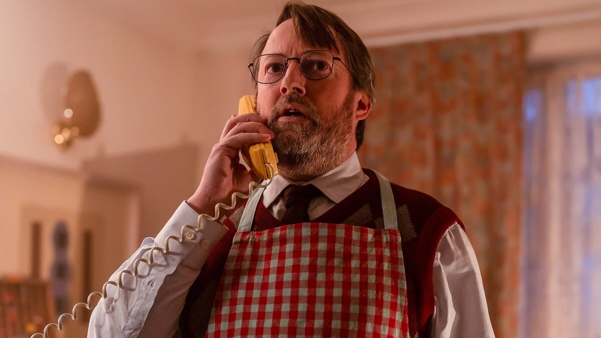 кадр из сериала "Людвиг" - Джон (актер Дэвид Митчелл)