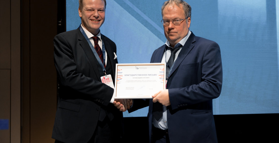    Фото: пресс-служба ОП РФ На фото: Заместитель Секретаря Общественной палаты РФ Вячеслав Гриб и Председатель Общественного совета при Росгидромете Вадим Петров