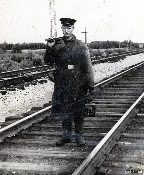 Обходчик пути. Источник фото: shtampik.com URL:https://shtampik.com/photo/jeleznodorojnogo-storoja/