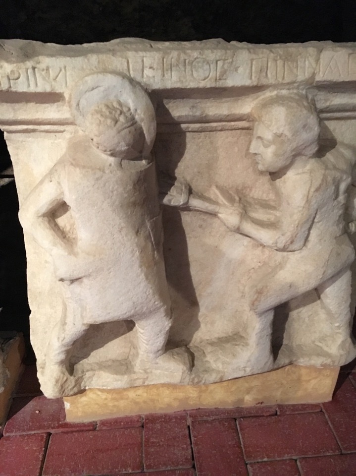 Секутор против ретиария. Фрагмент римского саркофага из археологического музея Иераполиса (Турция).