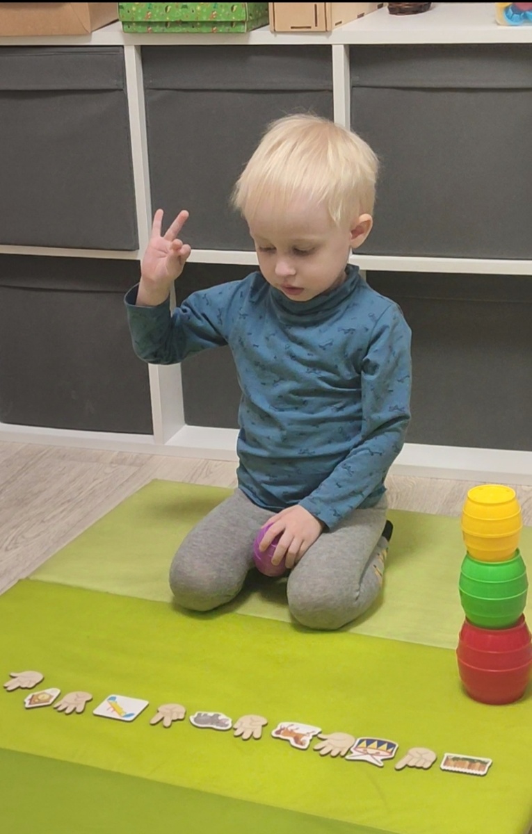 Кадр из видео. Ваня повторял комбинацию из пальцев