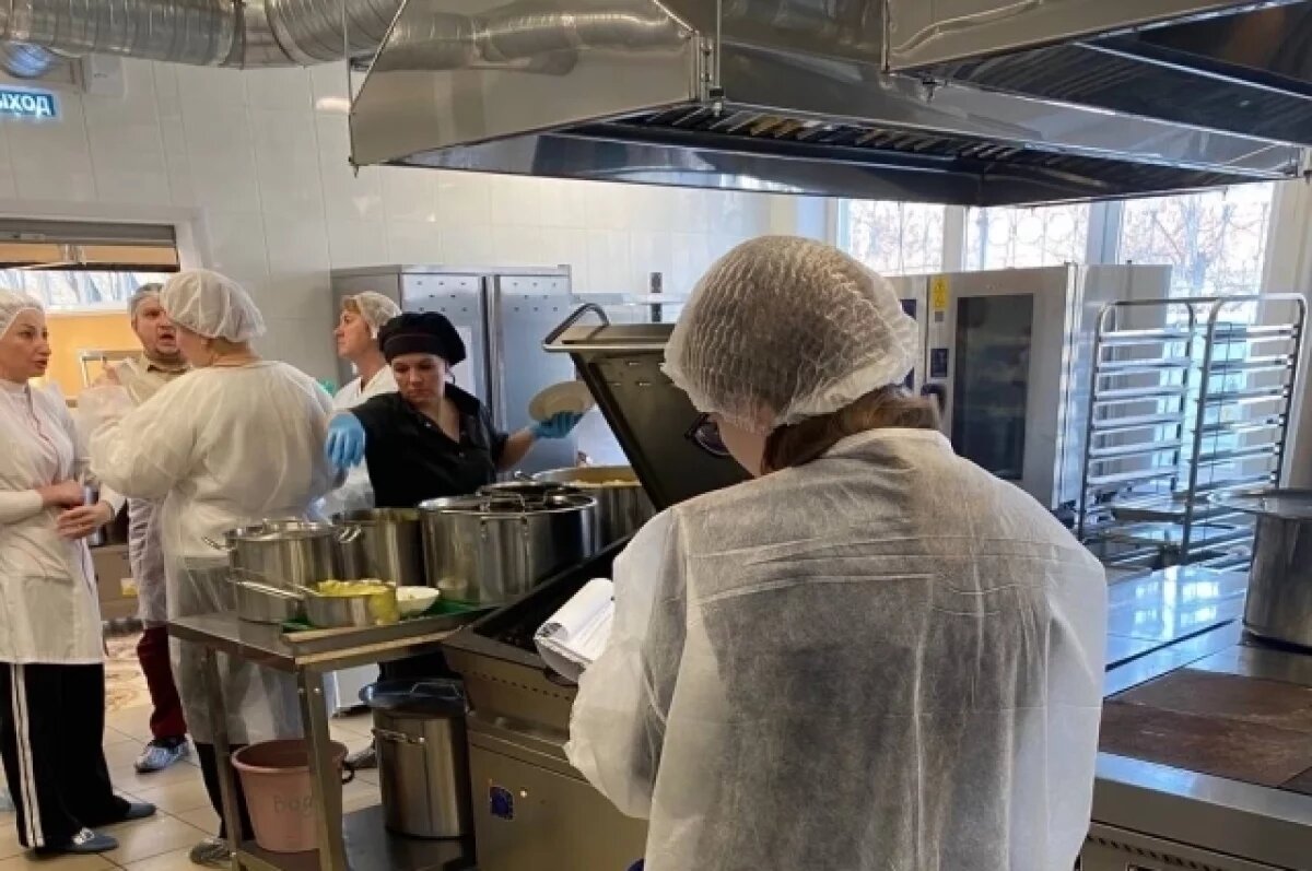    Ученики красноярской школы № 76 давно жаловались на качество питания