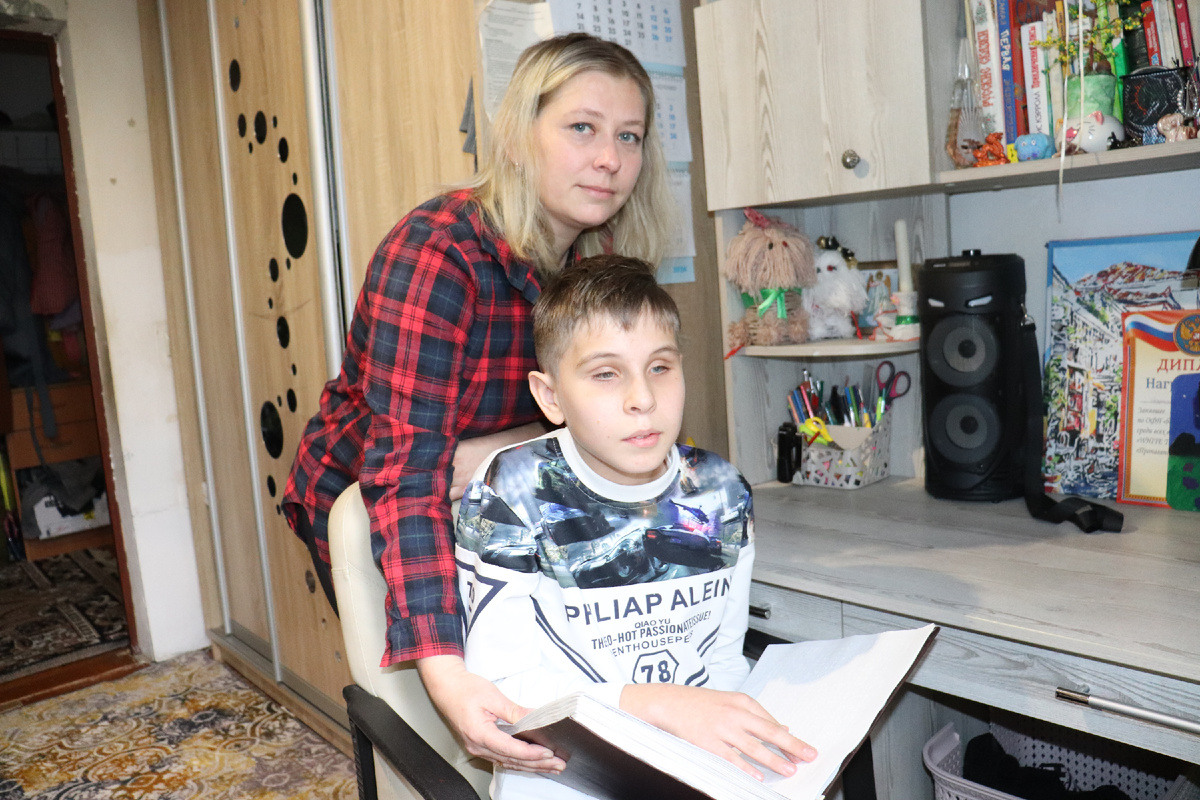 Елена Афонченко освоила азбуку Брайля и научила читать сына.