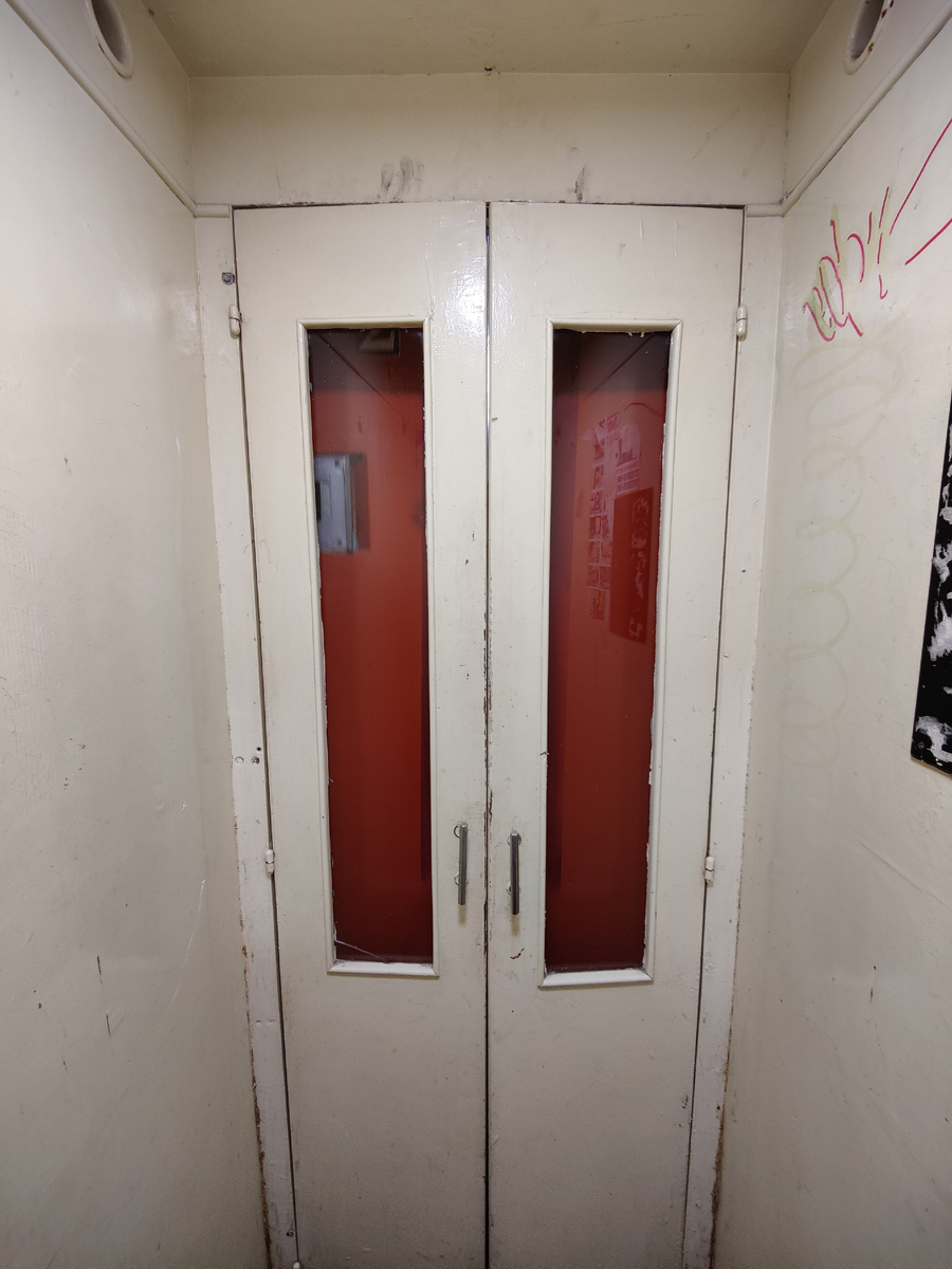 Чтобы выйти, двери нужно самостоятельно открыть, да, все три.