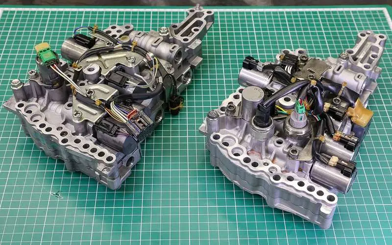 Гидроблоки вариаторв CVT18 (слева) и Jatco JF016E.