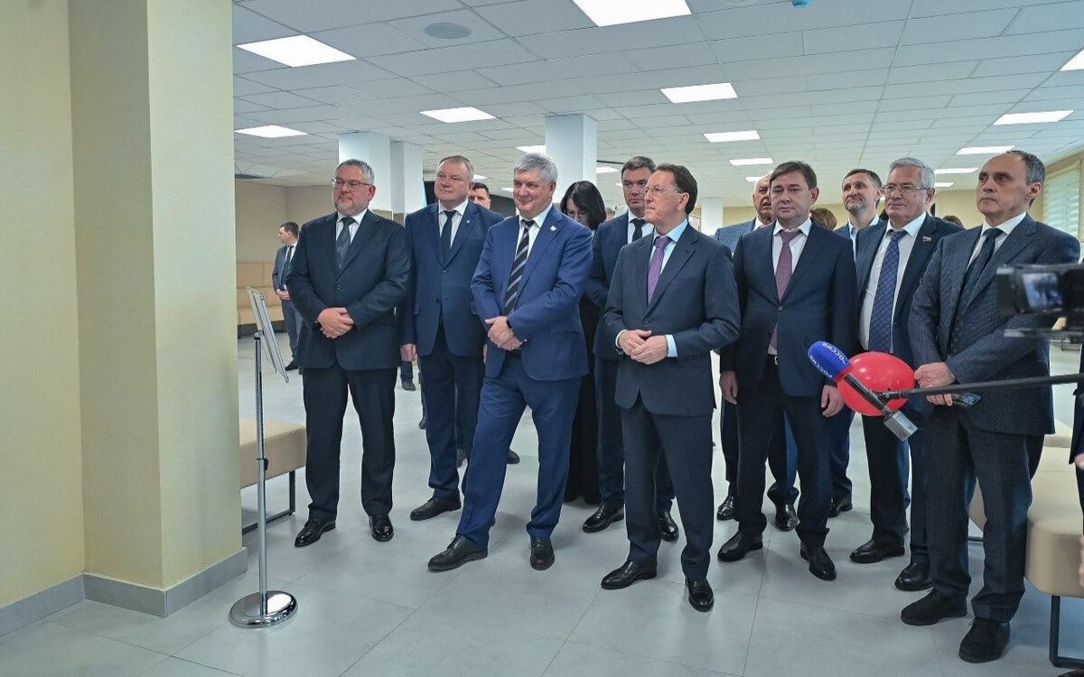 Среди гостей церемонии открытия школы были заместитель председателя Госдумы Алексей Гордеев, губернатор Александр Гусев и девелопер Эдуард Краснов