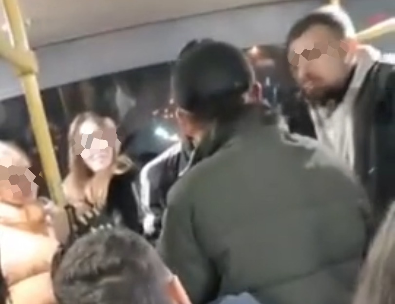 Двое взрослых пассажиров уговаривают подростка перестать курить