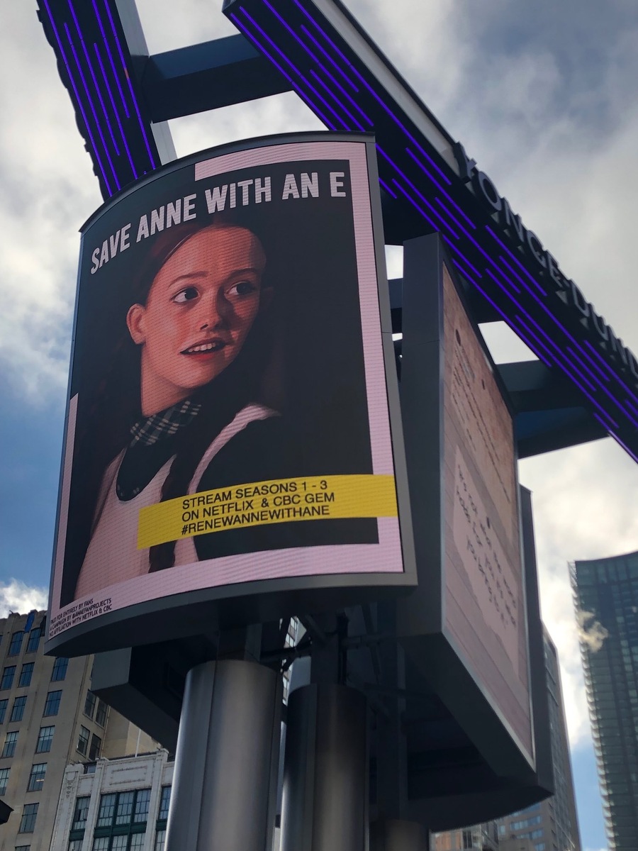    Рекламный щит в поддержу выхода 4 сезона сериала «Энн» от NetflixСоцсети