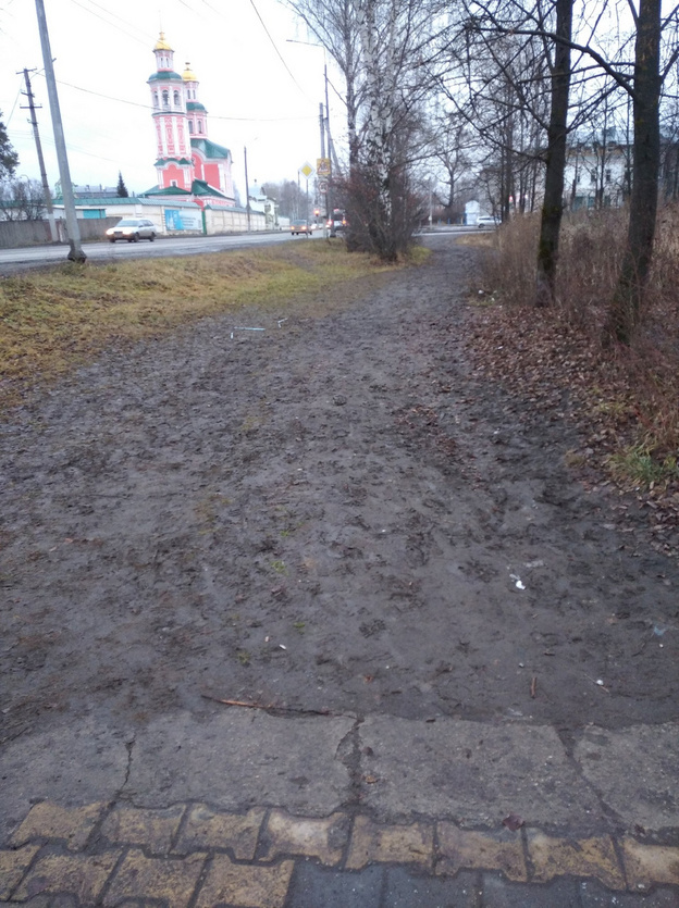    «По колено в грязи». Жители Макарья жалуются на тротуар
