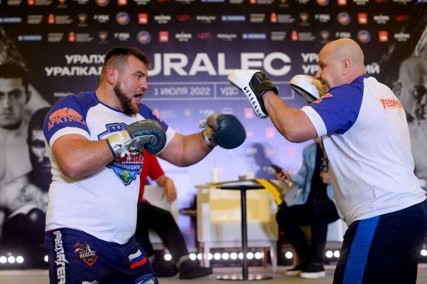 Кирилл Сидельников (слева) стал одной из главных звезд уральского промоушена: Фото Ural FC