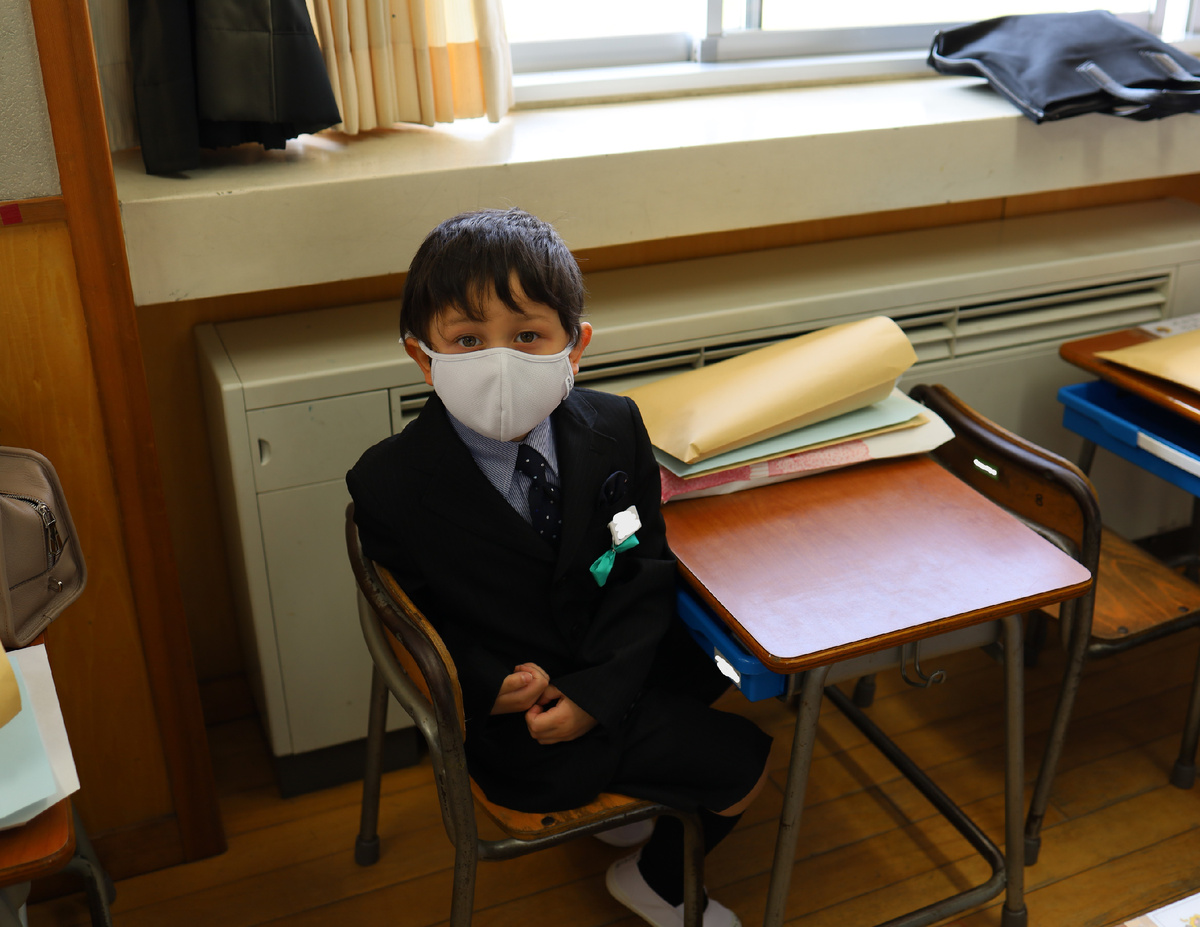 Так как мы поступали в школу в период ковида, ношение масок было обязательным. Сейчас это правило отменено. Носят по желанию, и во время раздачи обеда.