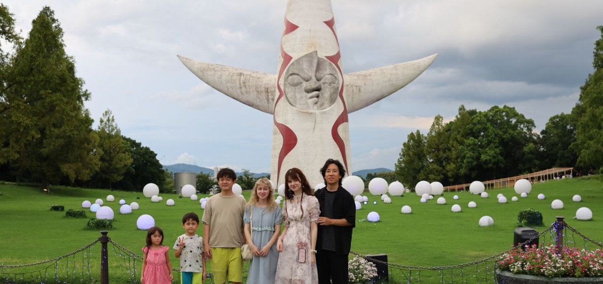 Усаги (автор блога) и муж - справа, семья Лили - слева. В парке banpaku kinen koen в Осаке