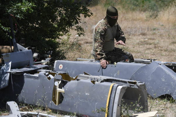 Российский специалист изучает фрагменты ракет Storm Shadow, июль 2024 года / РИА Новости