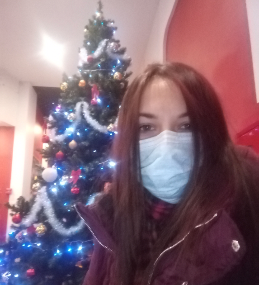 На фото автор в условиях обычного похода в кино того времени - январь 2021