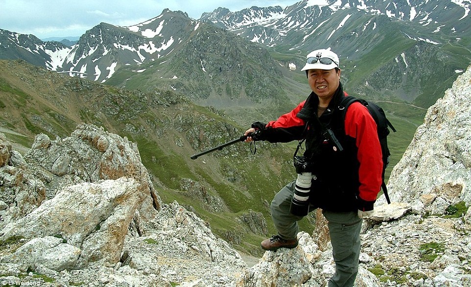 Ли Вэйдун показывает, где он и его команда наблюдали Илийскую пищуху в июле 2014 года.