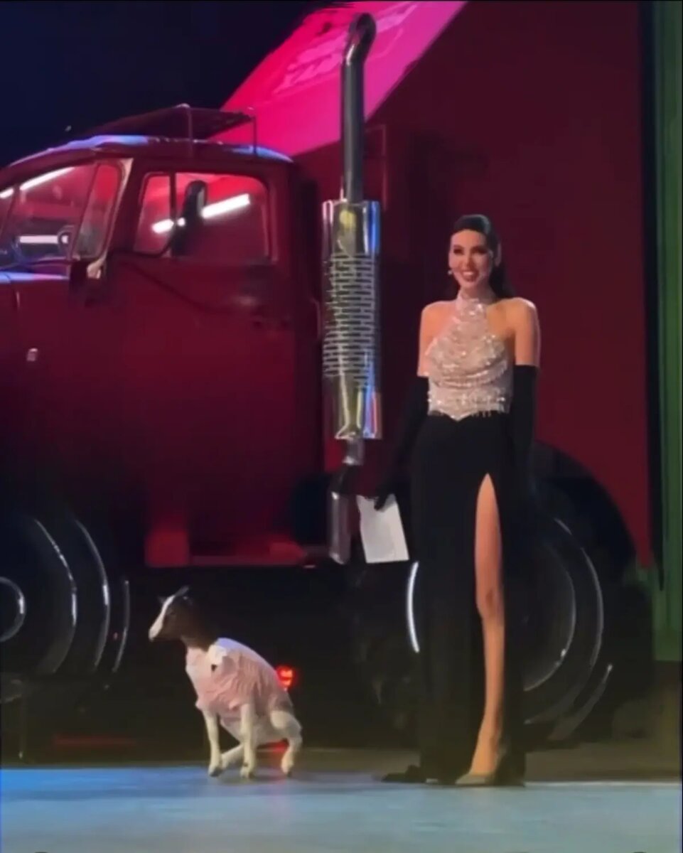    Оксана Самойлова и коза Мими