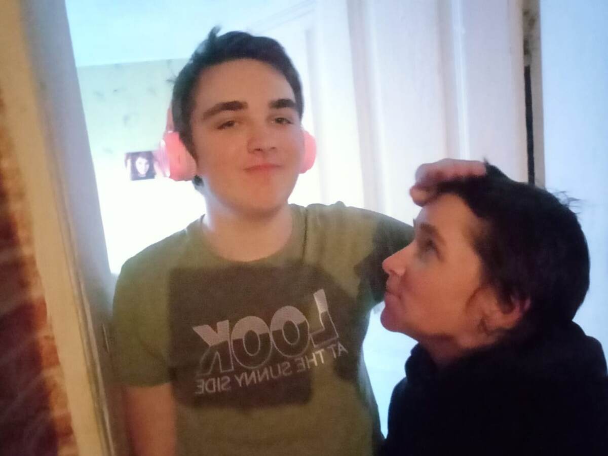 Маленький мальчик в розовых наушника и большая женщина.