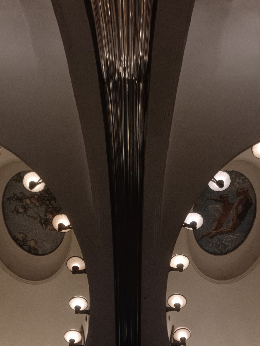 Глаз потолочных мозаик метро