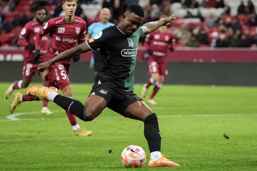    Форварда "Краснодара" Джона Кордобу после промаха в игре со сборной Эквадора обозленные болельщики называют "инвалидом"."инSergey Elagin/Business Online/Globallookpress