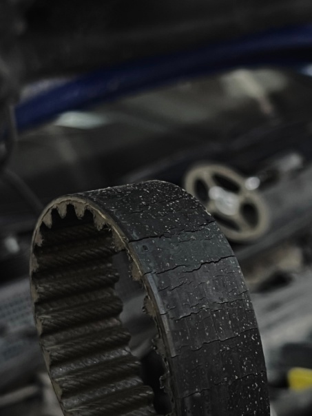 На фото ремень ГРМ с трещинами - такой
ремень подлежит замене.