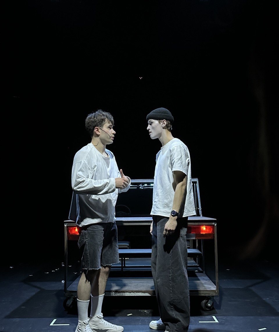 Сын (Максим Богатырев) и отец (Арсений Васильевых). Спектакль «Гамлет». Учебный театр Школы-студии МХАТ. Фото автора.