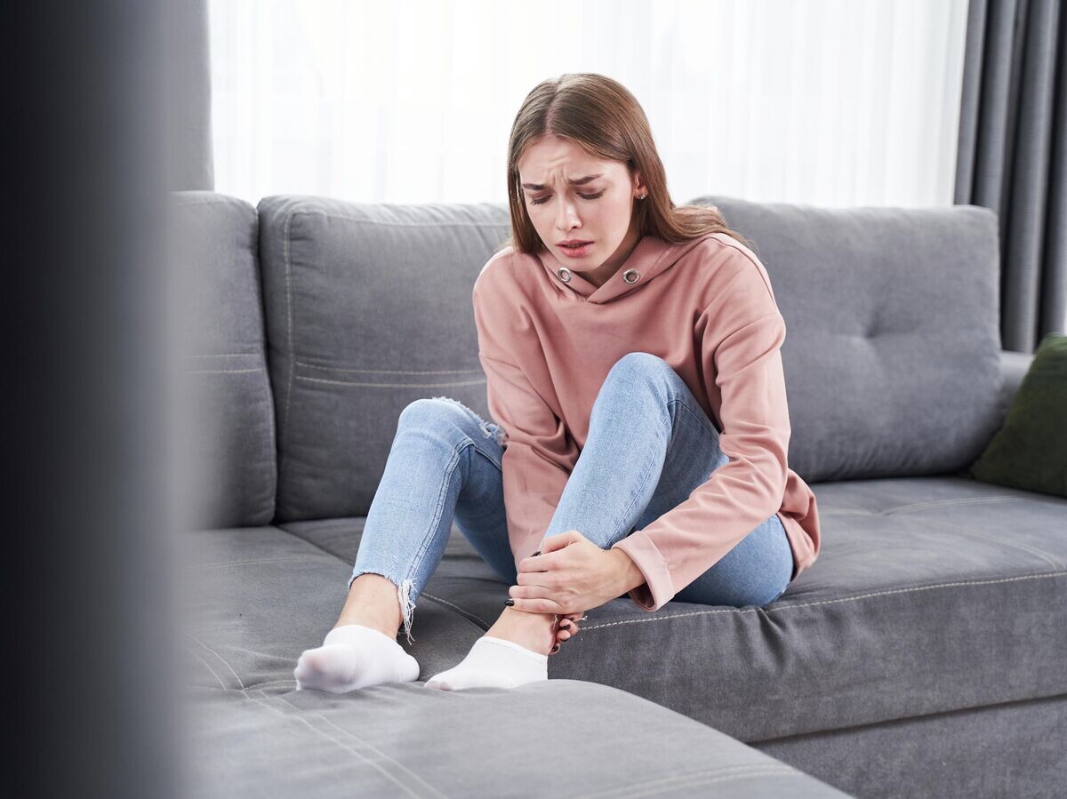    Девушка страдает от судорог в ногах© Depositphotos.com / iakovenko123