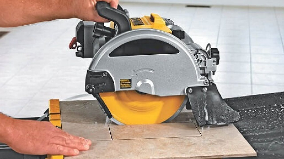 Лучшие электрические плиткорезы в 2025 году