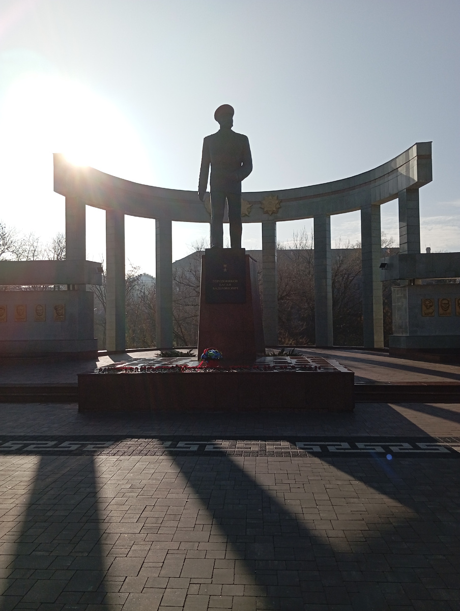 Солнце на небе и наш герой Басан Бадьминович бас мана нарн (тоже наше солнце). 