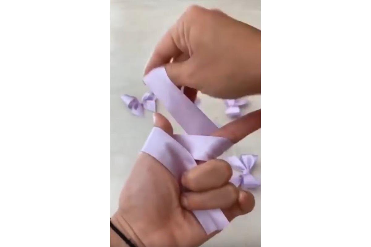 Копилка вязаных: схемы, описания, мастер-классы / VK📷Бант можно завязать прямо на пальцах