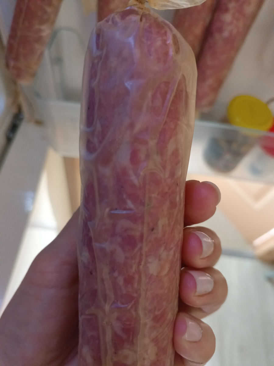 Колбасные батоны на дверце холодильника