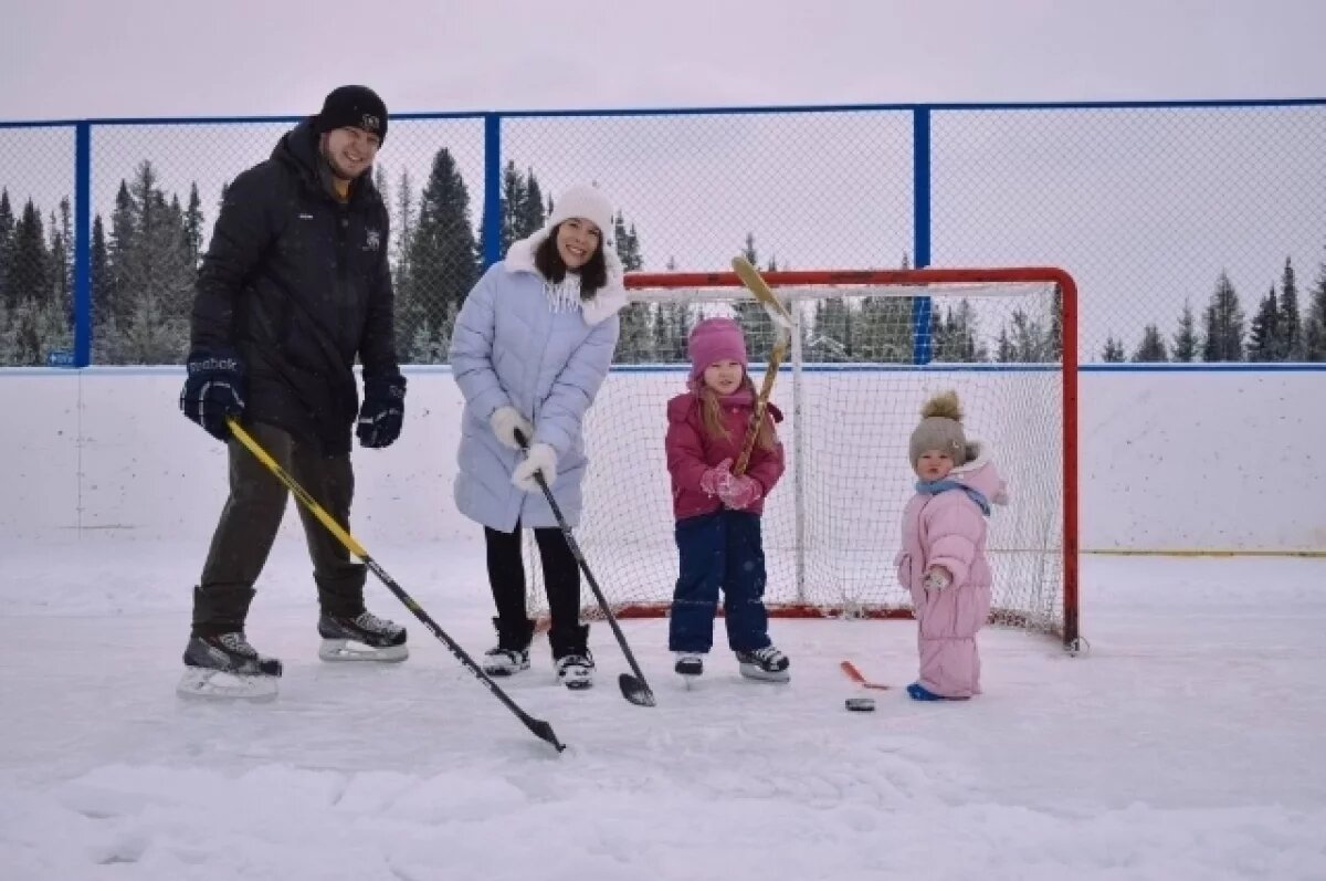    Иван Лиханов с супругой и детьми на хоккейной коробке в селе Ашап