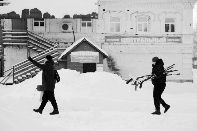    Иван с напарником идёт на тренировку в селе. Фото: Фонд Тимченко