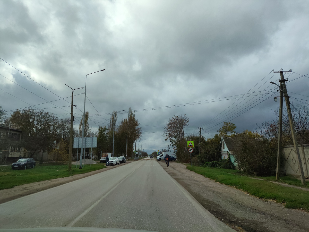 Просто уица. Слева - двухэтажные многоквартирные дома, справа - частный сектор