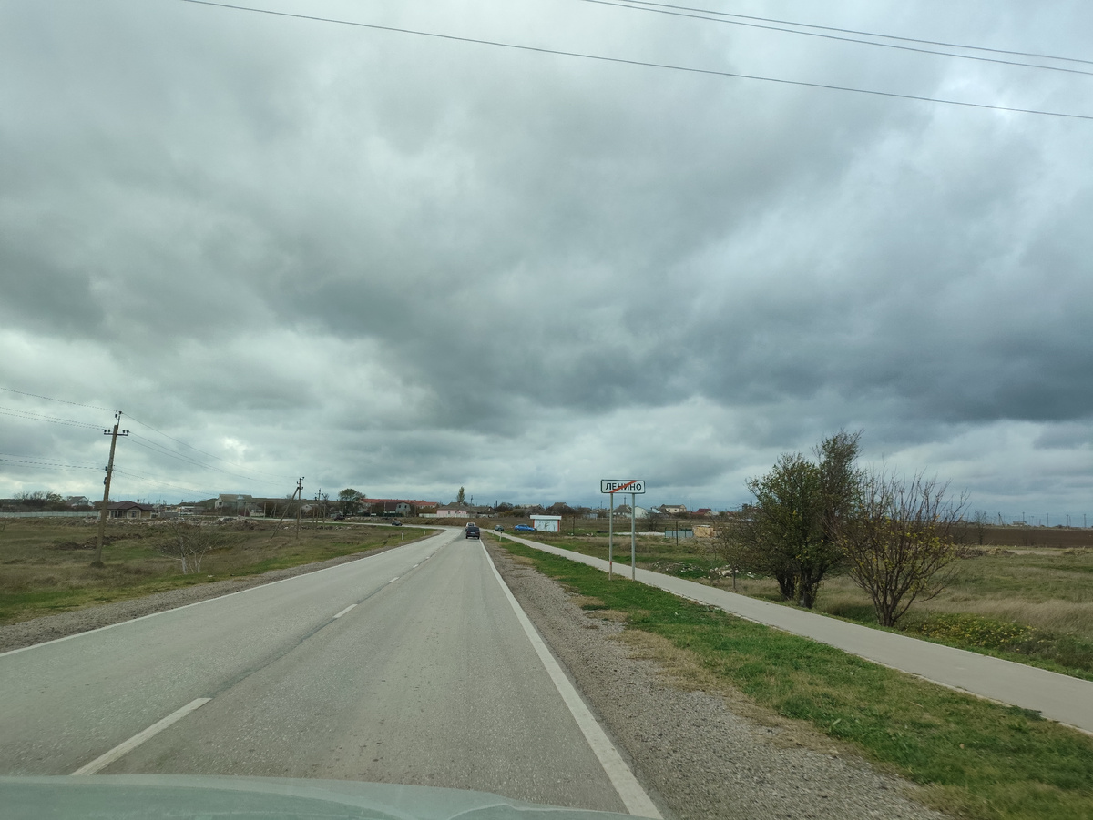 Выезжаем из Ленино. Вдали автомобильный ларек, где мы масло покупали.