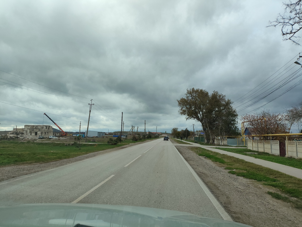 Кругом стоятся какие-то большие здания, мож склады или магазины