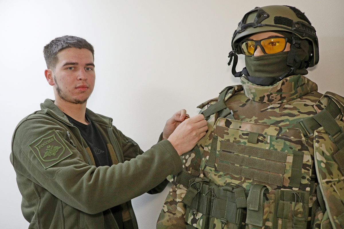    Дмитрия Паирова комиссовали из армии. После этого он решил помогать другим бойцам, вернувшимся из зоны боевых действий./Владимир Аносов/ РГ